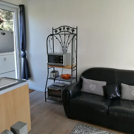 Schoene Mit Terrasse In Der Naehe Des Meeres By Interhome Apartmán *